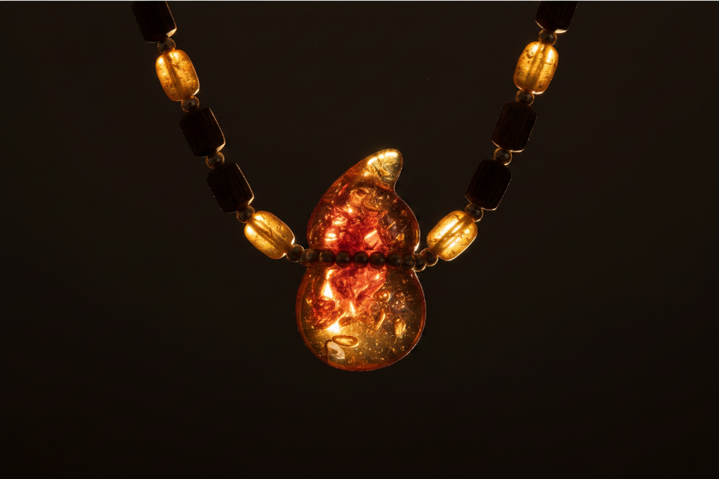 Amber and Agarwood Necklace – Ancient Warmth, Sacred Wood and Timeless Elegance