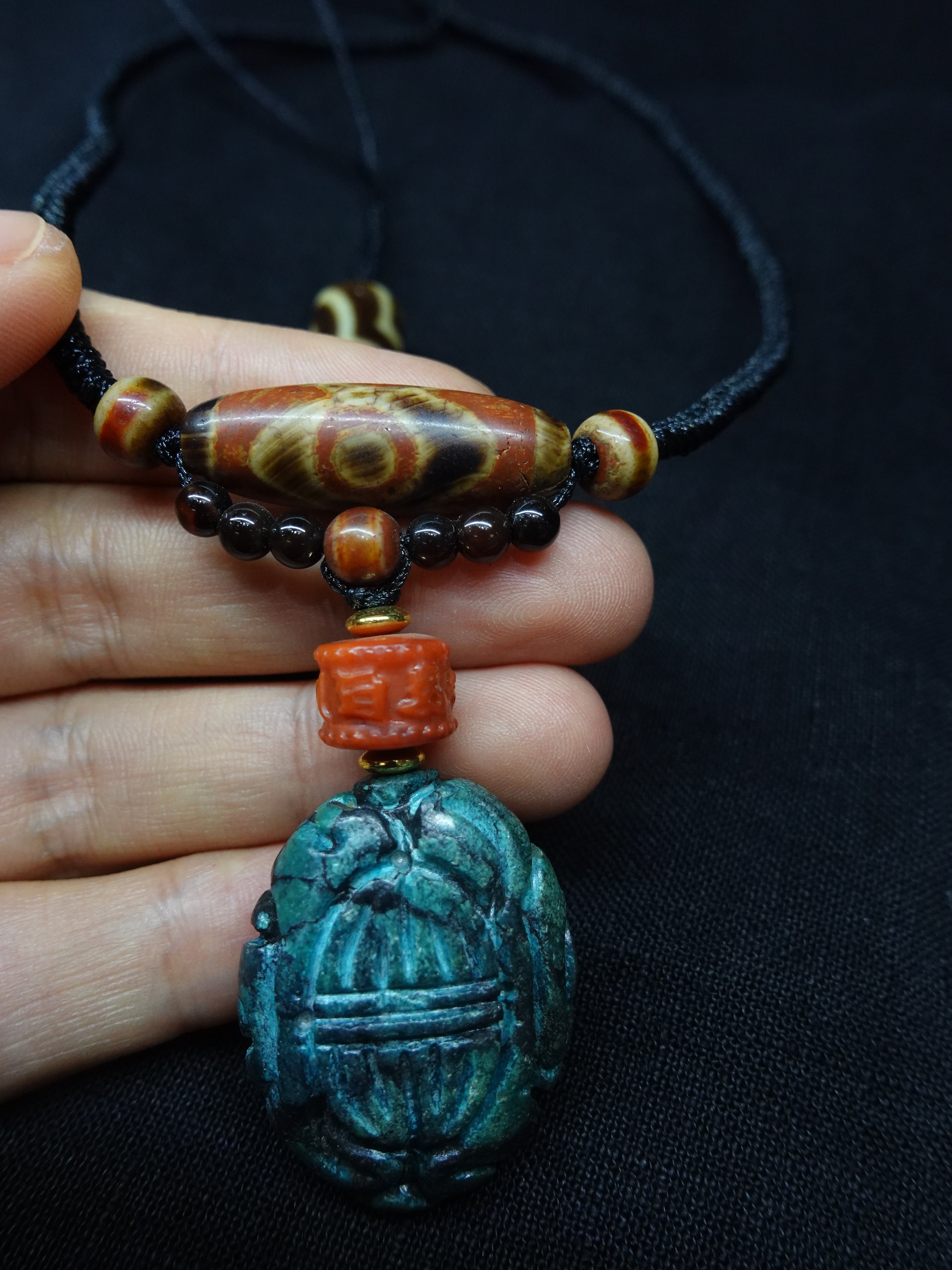 Old green Turquoise carving Three-eyed broken Dzi bead necklace