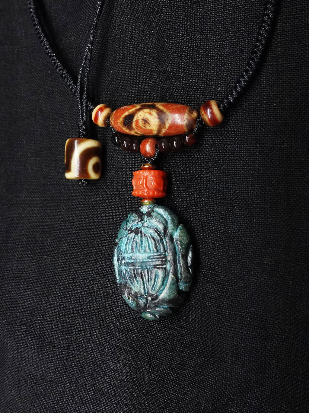 Old green Turquoise carving Three-eyed broken Dzi bead necklace