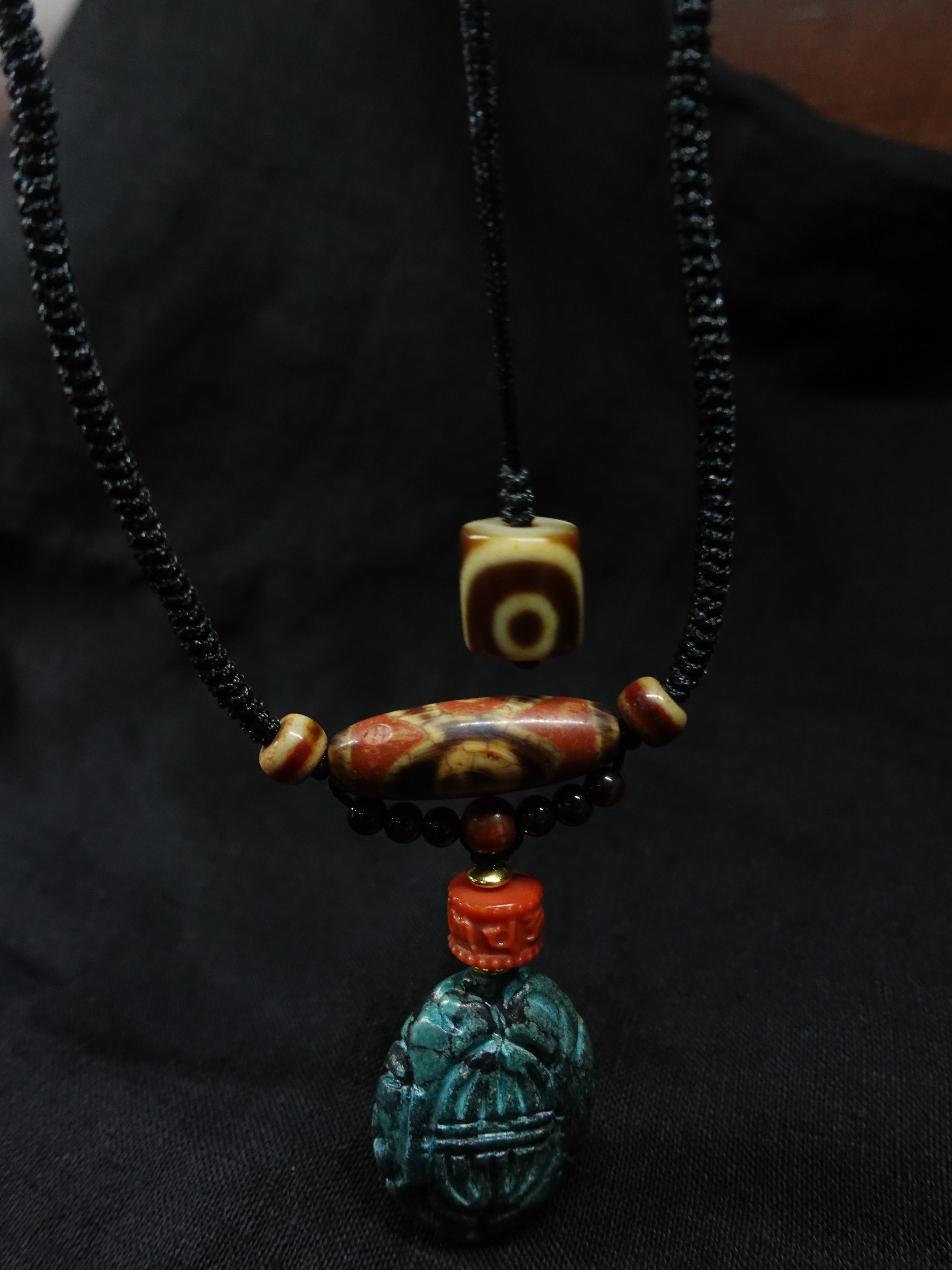 Old green Turquoise carving Three-eyed broken Dzi bead necklace