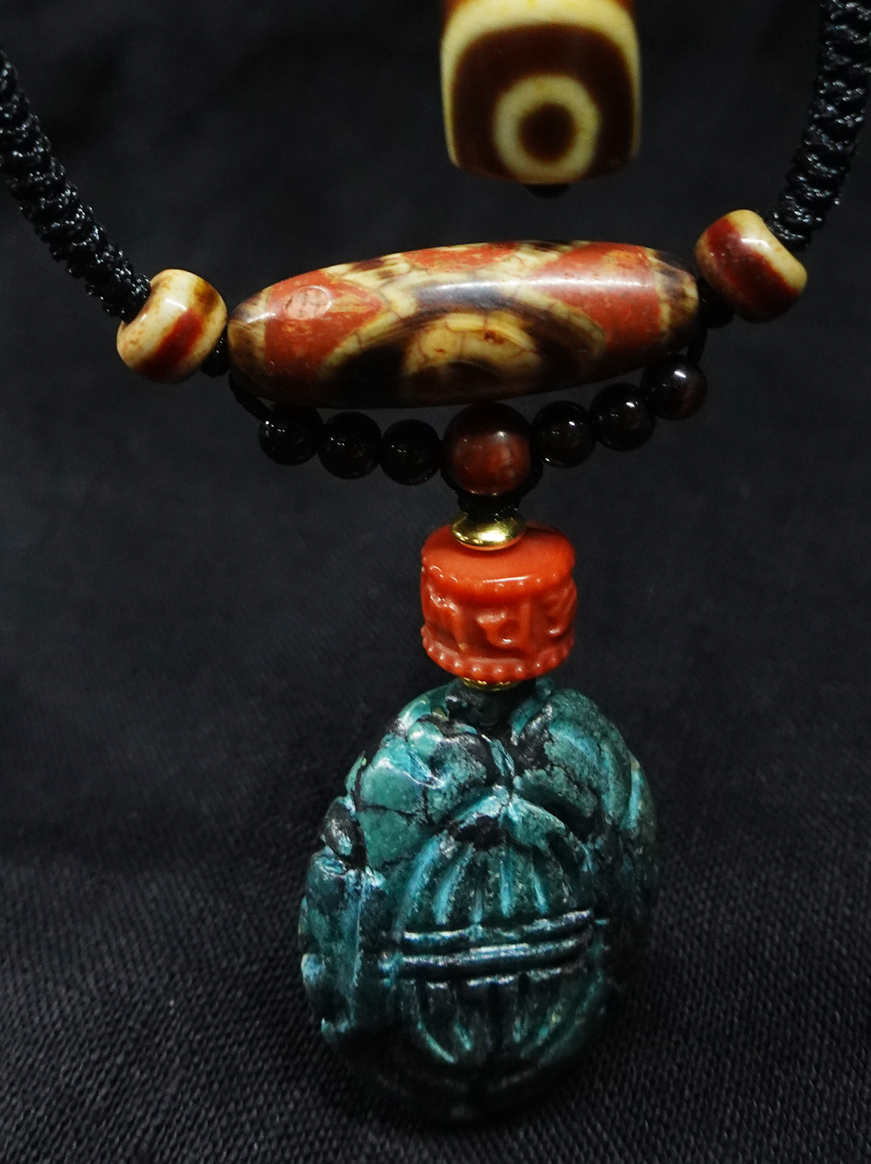 Old green Turquoise carving Three-eyed broken Dzi bead necklace