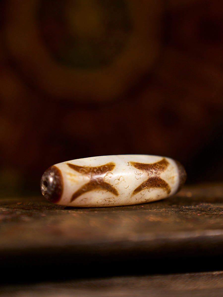 Zhangzhung Era Sacred Gift Vajra Four-Eyed Lunar Agate Dzi Bead