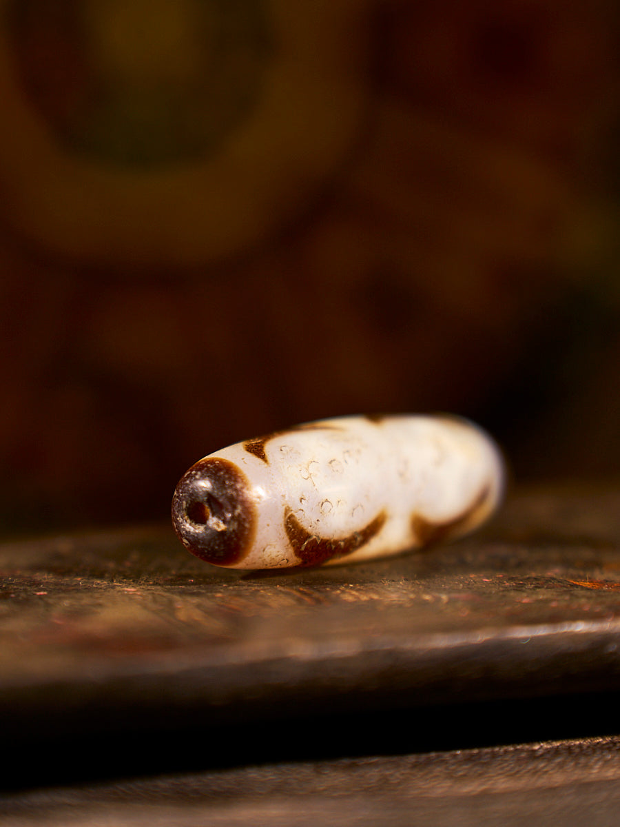 Zhangzhung Era Sacred Gift Vajra Four-Eyed Lunar Agate Dzi Bead